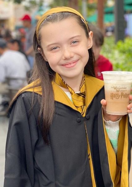 Violet McGraw photo