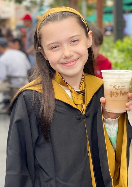 Violet McGraw photo