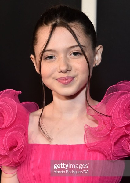 Violet McGraw photo