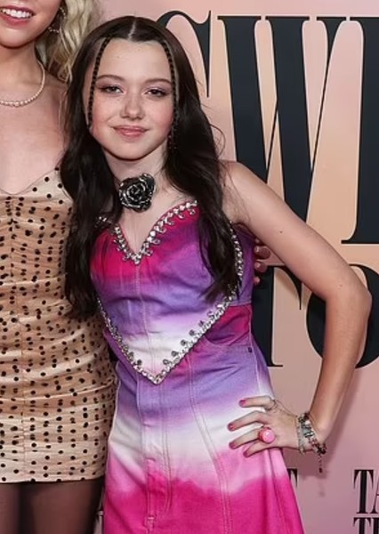 Violet McGraw photo