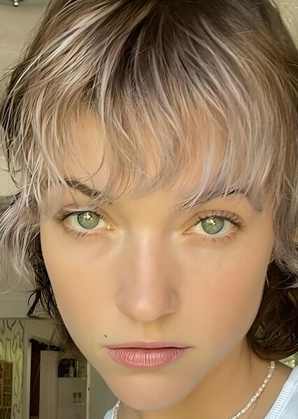 Violett Beane photo