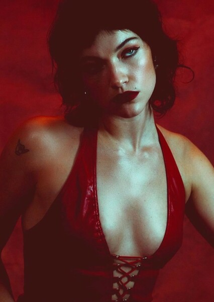 Violett Beane photo