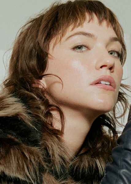 Violett Beane