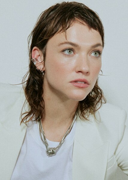 Violett Beane photo