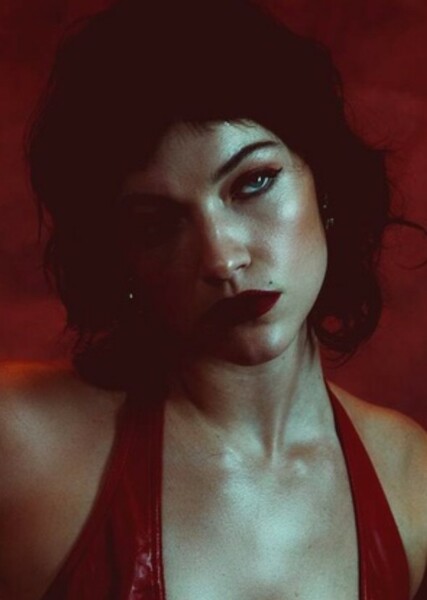 Violett Beane photo