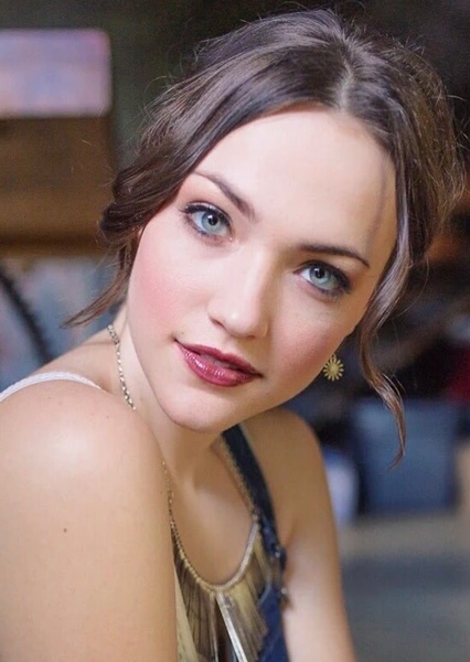 Violett Beane photo