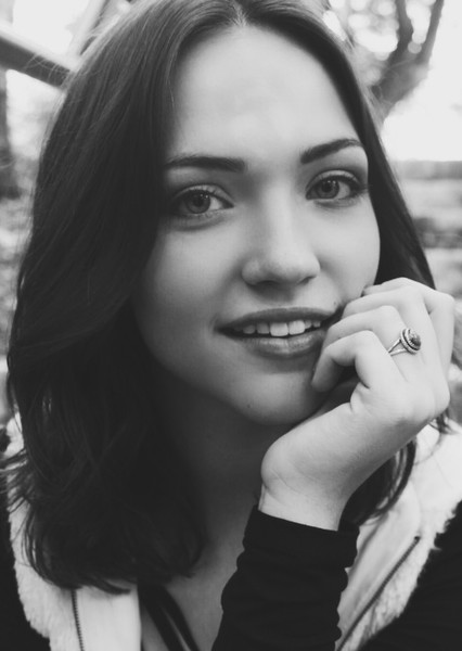 Violett Beane photo
