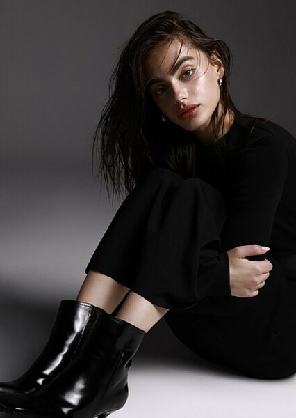 Yael Shelbia photo