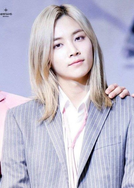 Yoon Jeonghan photo