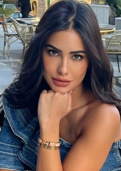 Zayneb Azzam photo