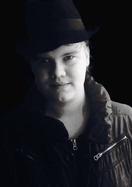 Zoe Szymon photo