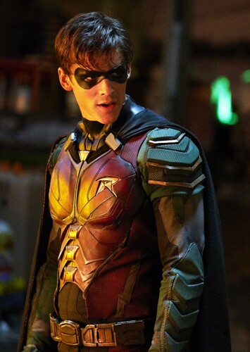 Brenton Thwaites photo 2