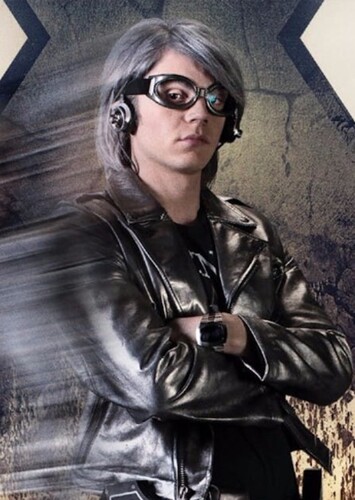 Evan Peters photo 2