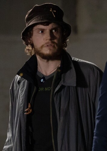 Evan Peters photo 1