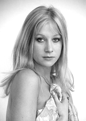 Gwen (60s)
