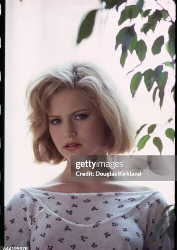 Jennifer Jason Leigh