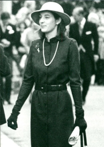 Lady Amanda Knatchbull (Portrayal by Phoebe Dynevor)