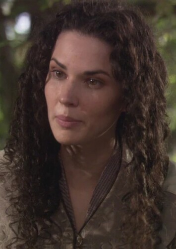 Laura Mennell