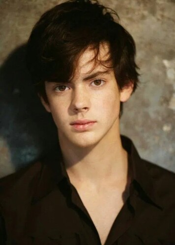 Skandar Keynes