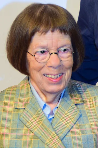 Linda Hunt 🏆