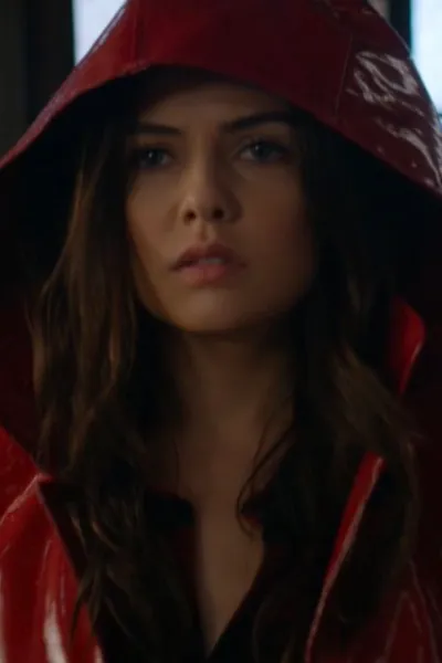 Danielle Campbell photo