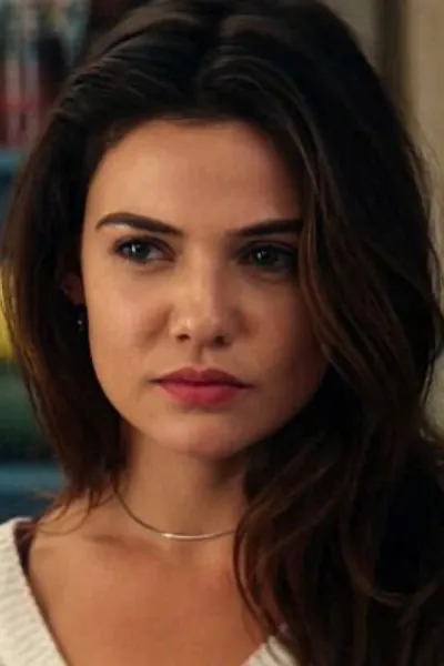 Danielle Campbell photo