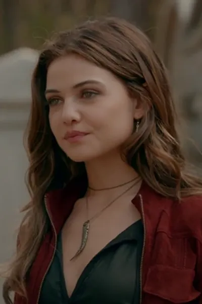 Danielle Campbell photo