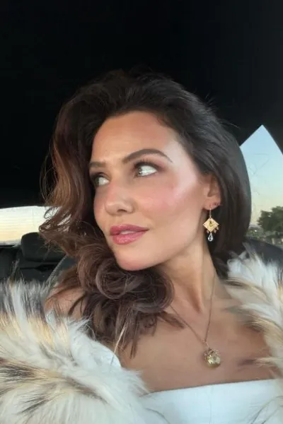 Danielle Campbell photo