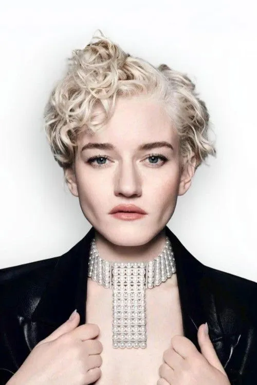 Julia Garner photo