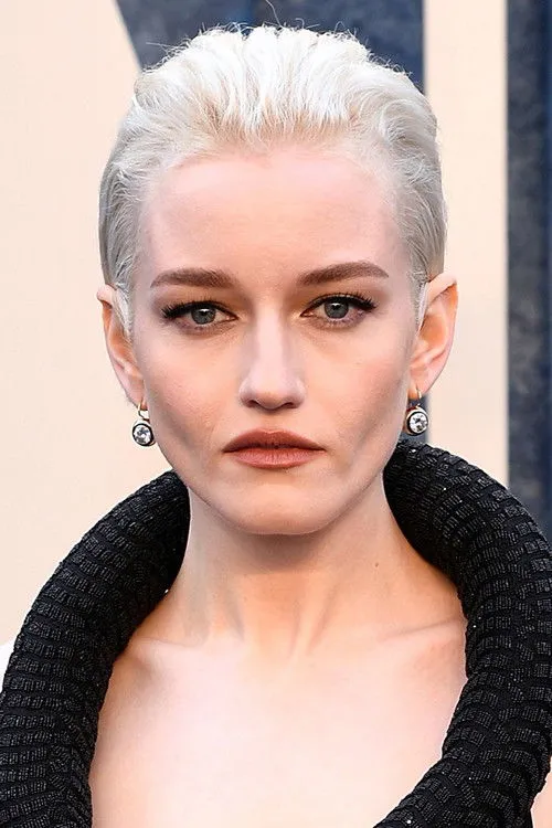Julia Garner photo