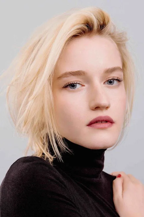 Julia Garner photo