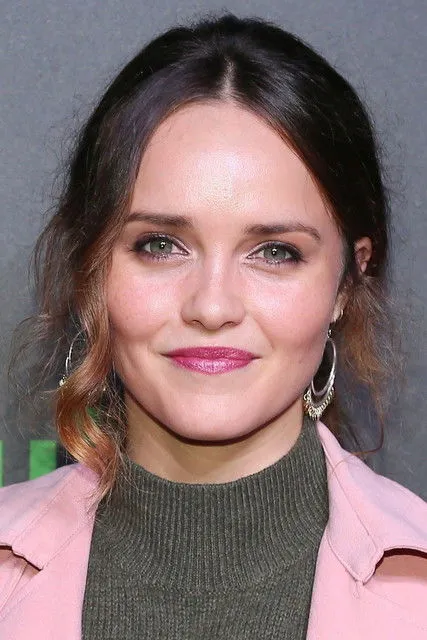 Rebecca Breeds photo