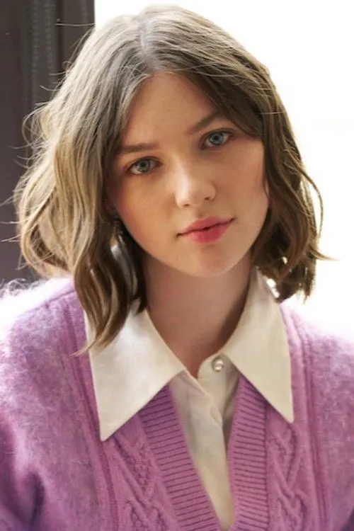 Alexa Swinton photo
