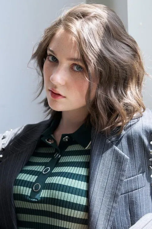Alexa Swinton photo