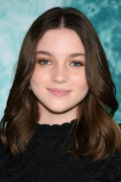 Alexa Swinton photo