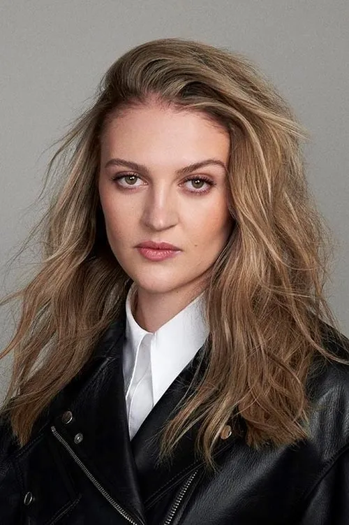Lara Peake photo