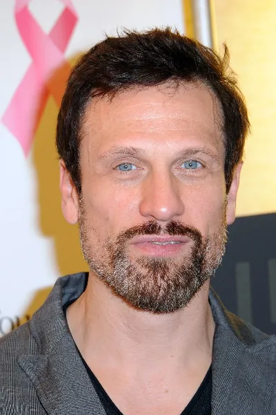 Simon Merrells photo