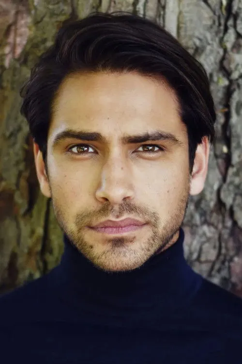 Luke Pasqualino photo