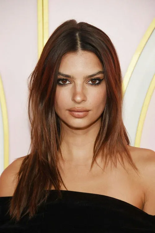 Emily Ratajkowski photo