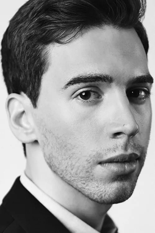 Jordan Gavaris photo