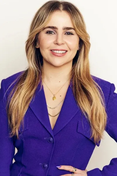 Mae Whitman photo