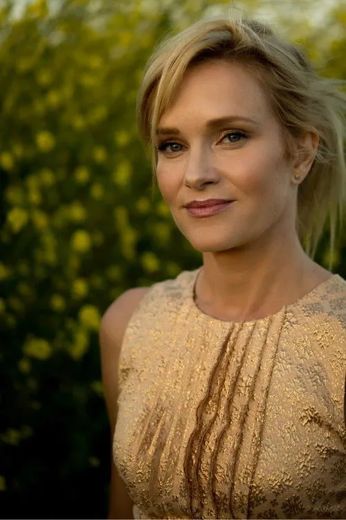Nicholle Tom photo