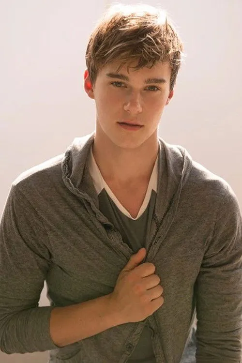 Mitchell Hope photo