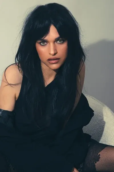 Eve Harlow photo