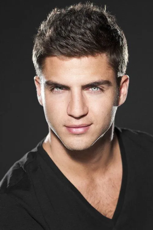 Maxi Iglesias photo