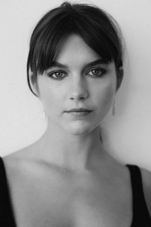 Chloe East photo