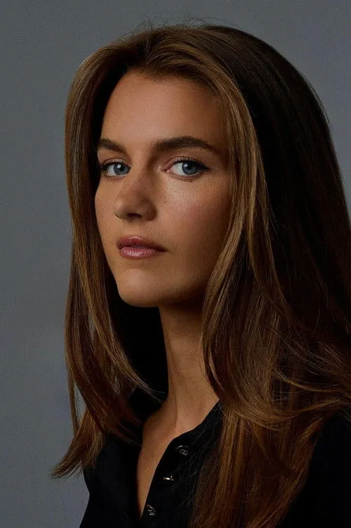 Chloe East photo
