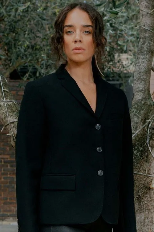 Hannah John-Kamen photo