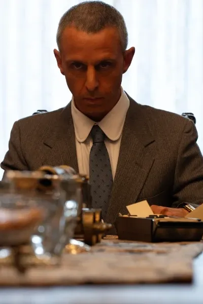 Jeremy Strong photo
