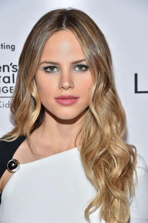 Halston Sage photo